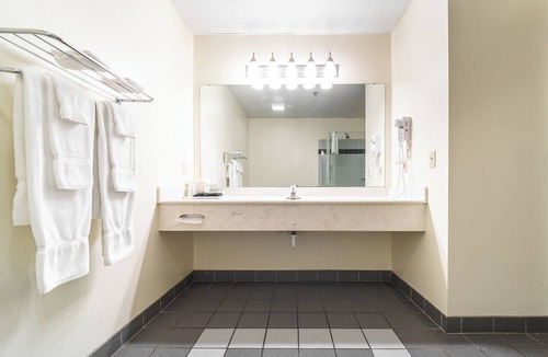 Put-in-Bay Hotel | Walk to Downtown PIB! Room sleeps 4!