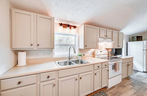 Greensburg Apartment | Walk to Dtwn Greensburg: Charming Unit w/Deck!