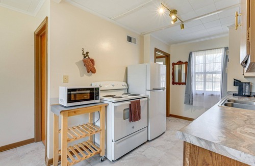 Ames Apartment | Walk to Iowa State University: Pet-Friendly Apartment!
