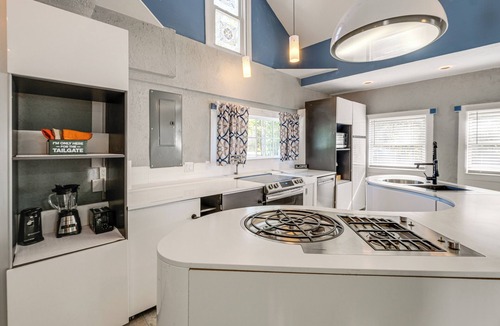 Mount Victoria House | Walk to MIR: Wooded Group Escape w/Deck + Bar!