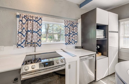 Mount Victoria House | Walk to MIR: Wooded Group Escape w/Deck + Bar!