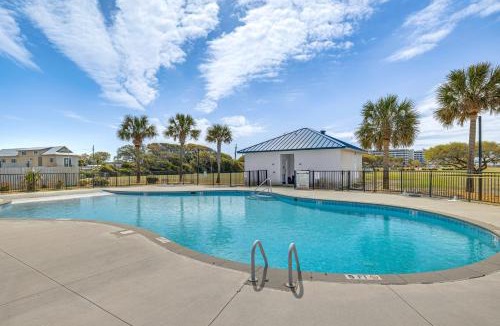Indian Beach House | Walk to Ocean! Atlantic Beach Condo w/Pool Access
