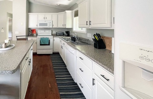 Saunderstown House | Walk to private community beach on Narrow River