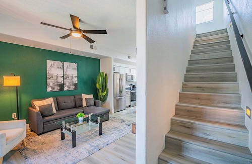 Glendale Sports and Entertainment District Apartment | Walk To Westgate, Pool, Gym, WD & Free Parking