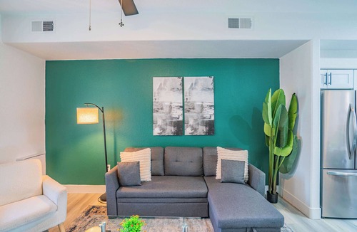 Glendale Sports and Entertainment District Apartment | Walk To Westgate, Pool, Gym, WD & Free Parking