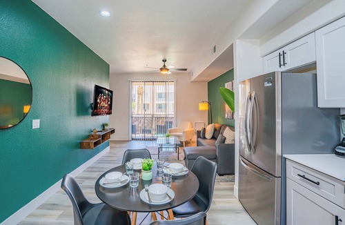 Glendale Sports and Entertainment District Apartment | Walk To Westgate, Pool, Gym, WD & Free Parking