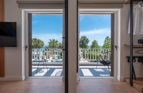 Varkiza Apartment | WALK2BEACH Riviera Beachfront Luxury Studio Suite - Steps to Yabanaki Varkiza