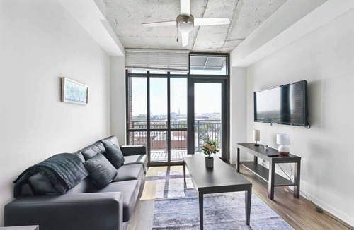 Cannonborough Elliotborough Apartment | Walkable Downtown Stay - Balcony, Pool & Gym
