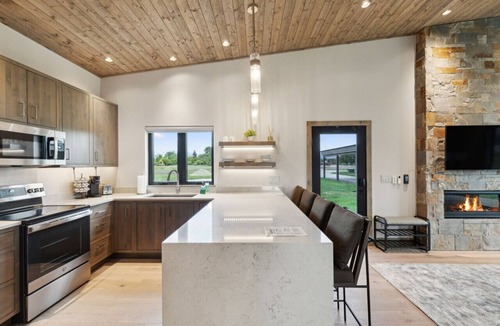 Hamilton Cabin | Walking Distance to the River: Luxury Cabin Minutes to Downtown