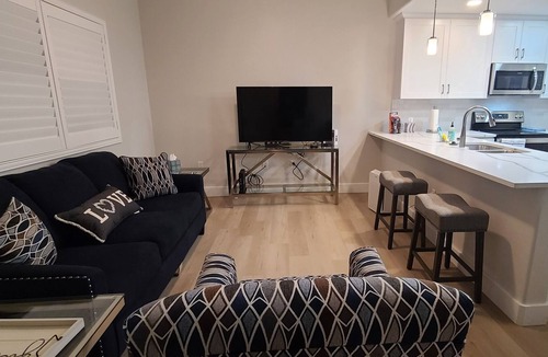 Campus Farm Apartment | Walking distance to the St Philip's Plaza