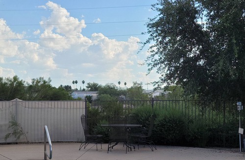 Campus Farm Apartment | Walking distance to the St Philip's Plaza