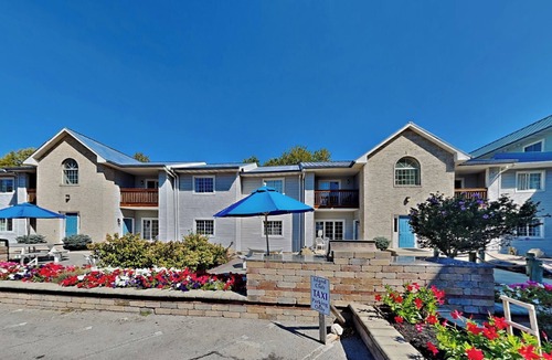 Put-in-Bay Condo | Watch the Splash—You’re That Close | 8 ppl | C6