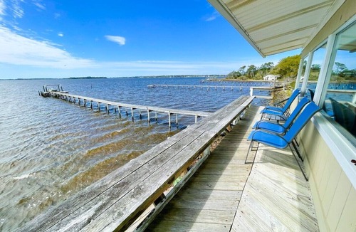 Peletier House | Water Lover's Retreat, quiet getaway for 2