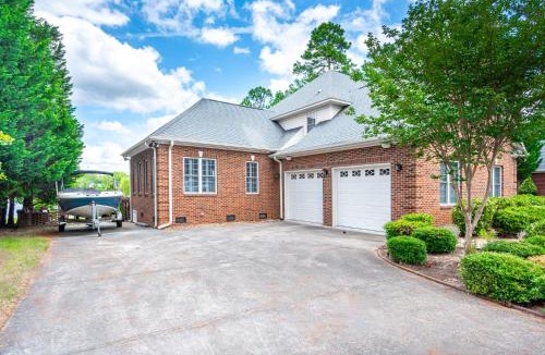 Olivia House | WaterEdge Lake House