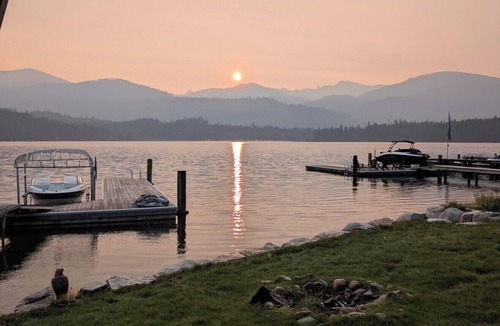 Nordman Cabin | Waterfront 180 Degree Views-5 feet from the water! 4-bed 3 bath cabin!