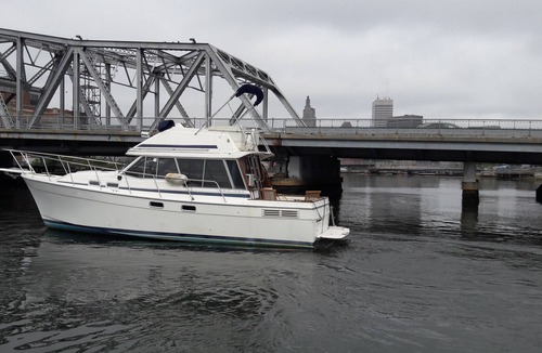 Fox Point Boat Rental | Waterfront 32' Bayliner / Yacht Rental Providence RI