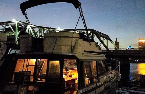 Fox Point Boat Rental | Waterfront 32' Bayliner / Yacht Rental Providence RI