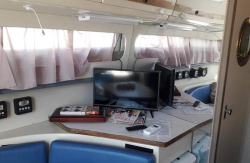 Fox Point Boat Rental | Waterfront 32' Bayliner Yacht