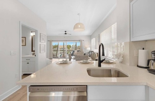 Marathon House | Waterfront! 4 Bed/3 BA Townhome, 32FTDock, Cabana Club, Paddleboard, Beach Gear!
