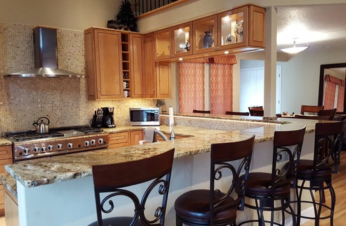 Comeback Bay House | Waterfront AND only 30 min to Schweitzer! Hot Tub, Movie Theater Room!