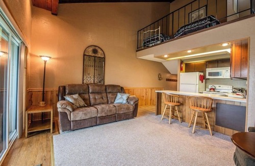 Sandpoint Condo | Waterfront condo w/complimentary boat slip, shared pool, & sports courts