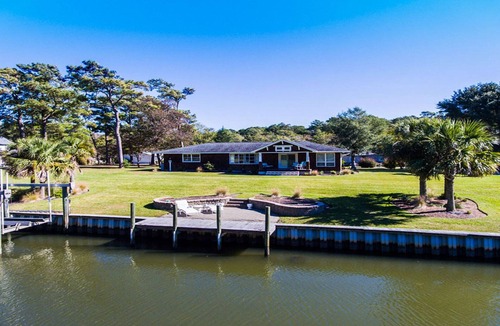 Newport Cottage | Waterfront Cottage w/Deep Water Dock & Boat Ramp-3BR/2BA