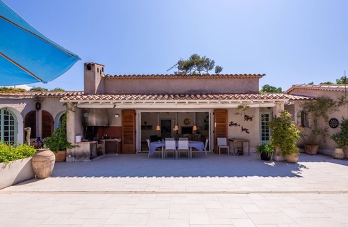 Isolella Villa | Waterfront family home on a sandy beach