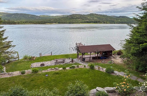 Sandpoint House | Waterfront Gem on the River! Hot Tub & Boat Dock!