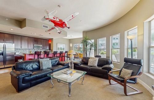 Tempe Condo | Waterfront Getaway w/Free WiFi, Central A/C, Washer/Dryer, & Shared Pool