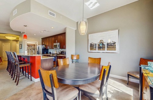 Tempe Condo | Waterfront Getaway w/Free WiFi, Central A/C, Washer/Dryer, & Shared Pool