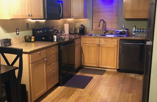 Old Town Chinatown Condo | Waterfront Pearl Condo with Awesome River Views, w/Parking
