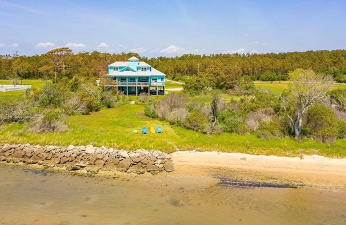 Morehead City House | Waterfront, Private Beach, Family Gatherings, 5 Bedrooms, and beautiful Sunsets!