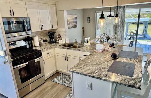 Lakeview Cottage | Waterfront Retreat with King Bed and Boat Docks