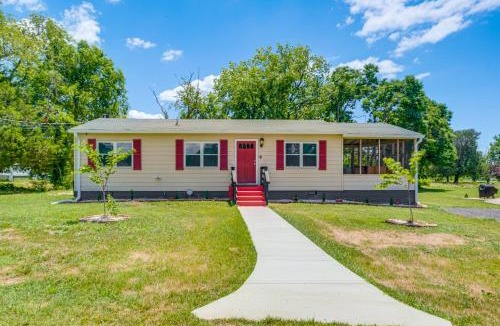Rock Point House | Waterfront Rock Point Vacation Rental with Sunroom!