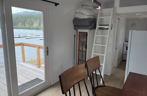 Republic Cabin | Waterfront Tiny Home on Curlew Lake w/Loft Queen + A/C at Tiffanys Resort