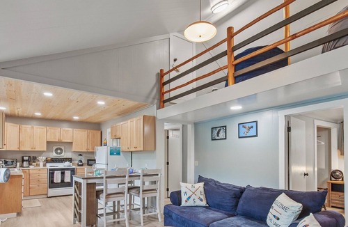 Sagle Cabin | Waterfront w/Swim Dock, Views, Kayaks & Paddleboards!
