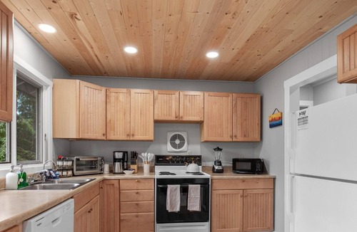 Sagle Cabin | Waterfront w/Swim Dock, Views, Kayaks & Paddleboards!