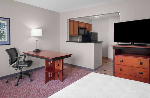 Folsom Hotel | Weekend Getaway | Full Kitchen | Sacramento State Aquatic Center - 2.5 miles