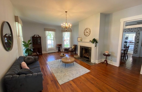 Elizabethtown House | Welcoming house in historic Glendale perfect for your next getaway!
