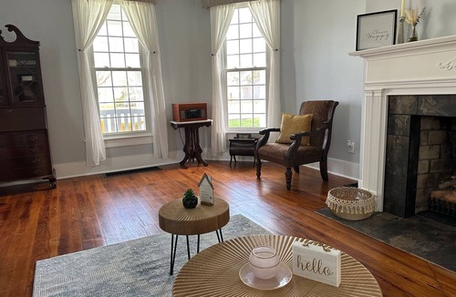 Elizabethtown House | Welcoming house in historic Glendale perfect for your next getaway!
