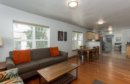 River West House | West Side Gem │King Beds │Walk Everywhere │Hot Tub │Large Living Spaces