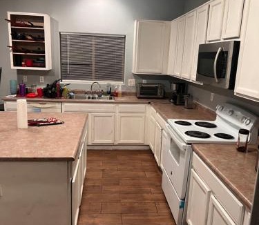 Sheely Farms House | West Valley Spacious Room 2 94th