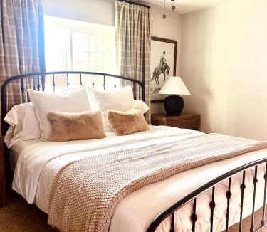 Kanab House | Western Cowboy Cottage, Fire Pit & Desert Views