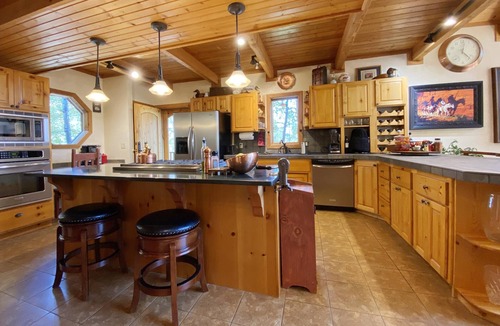 Victor Cabin | Westside 4-bdrm cabin between Hamilton & Victor with WiFi, AC. Enjoy your stay