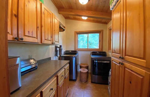 Victor Cabin | Westside 4-bdrm cabin between Hamilton & Victor with WiFi, AC. Enjoy your stay