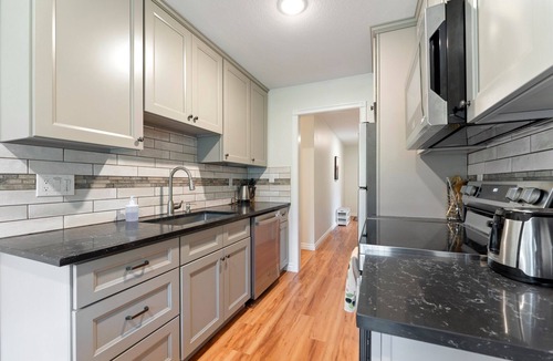 Vancouver House | Whisper Hidden Nest 2Br2Ba Courtyard
