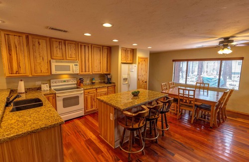 Pinetop House | Whispering Pines-Dual Master Bedrooms Vacation Cabin