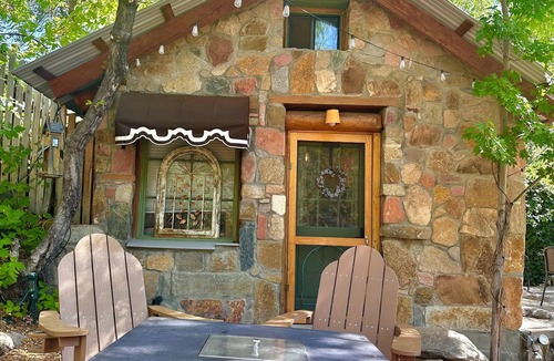 Prescott Cottage | Whispering Pines Retreat - 1 mile to the Courthouse Plaza