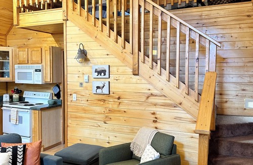Heber Cabin | Whispering Pines | Updated, Hot tub, Pet-friendly