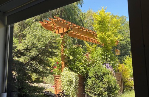 College Place House | Whispering Willow Retreat with Hot Tub and Bounce House